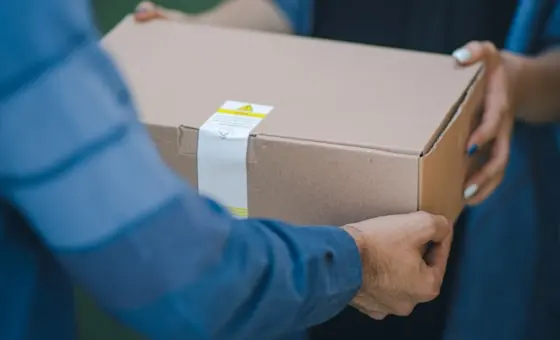 Pessoa etiquetando uma caixa de encomenda